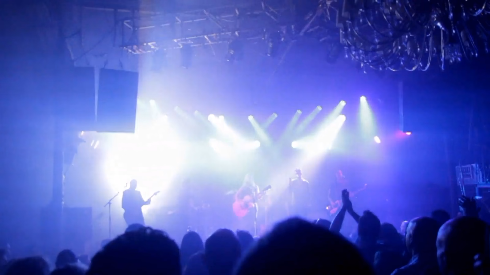 The Zoom to Fill panel open over a concert video